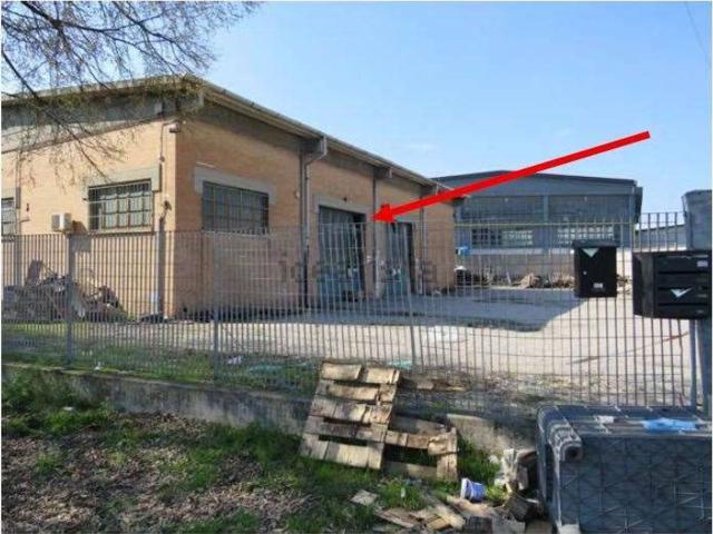 Capannone in vendita di 490 m² in Via Jean Monnet, 2