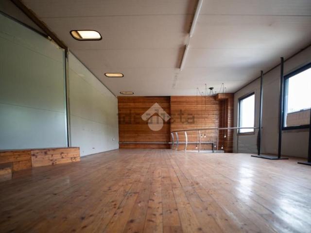Capannone in vendita di 490 m² in Via Nazionale