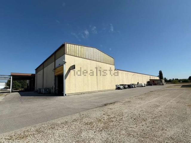 Capannone in vendita di 4930 m² in Via Cirillo Bassi