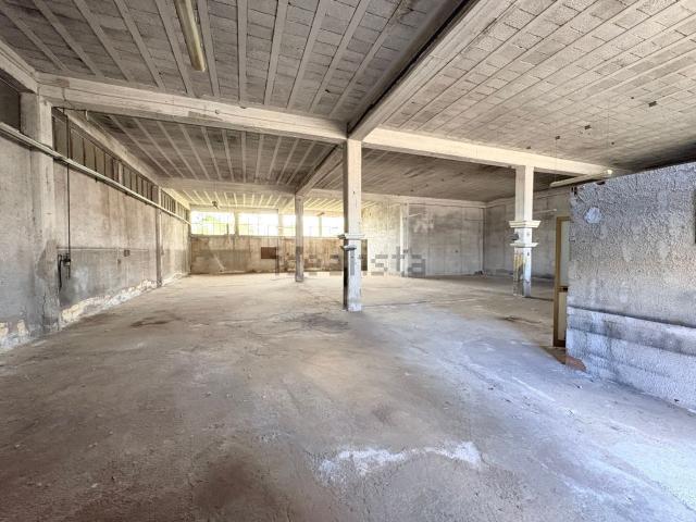 Capannone in vendita di 495 m² in Via Bonaventura Segusio, 37