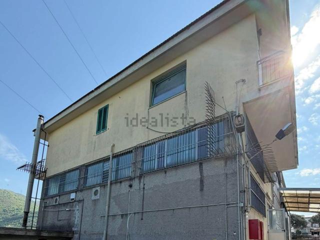 Capannone in vendita di 498 m² in Via Alveo Tondi