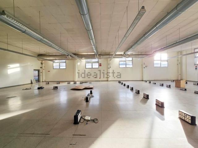 Capannone in vendita di 498 m² in Via Giuseppe Lazzareschi