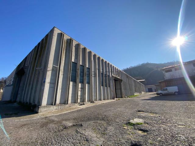 Capannone in vendita di 5000 m² in Via Estense, 11600