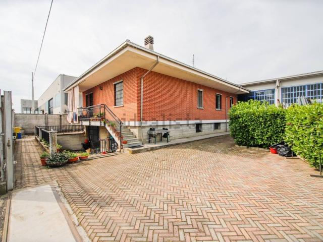 Capannone in vendita di 500 m² in Via Giacomo Leopardi, 22