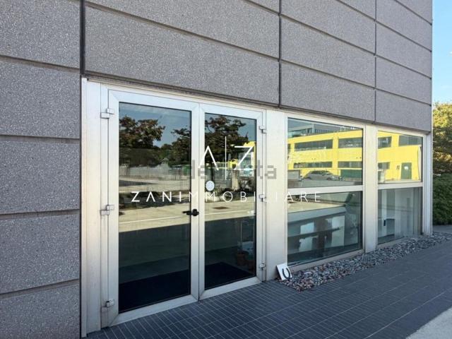 Capannone in vendita di 500 m² in Via della Borsa