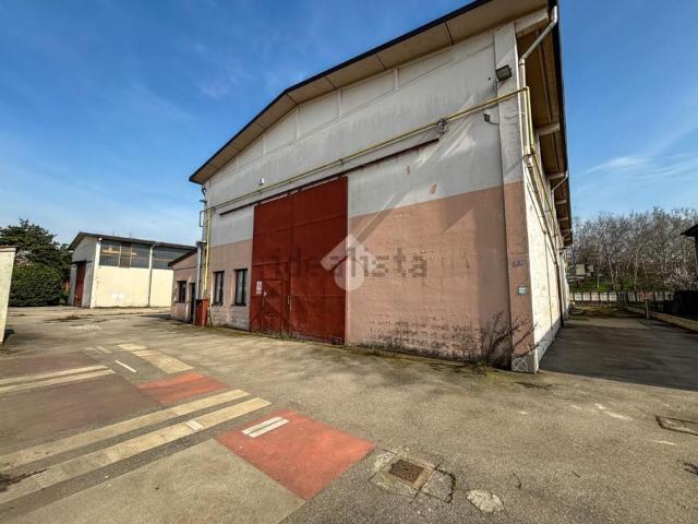Capannone in vendita di 500 m² in Via delle Industrie, 4