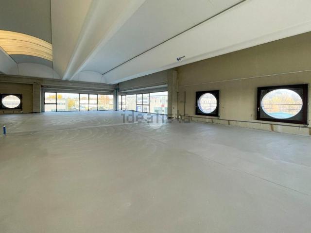 Capannone in vendita di 500 m² in Via Enrico Fermi, 96