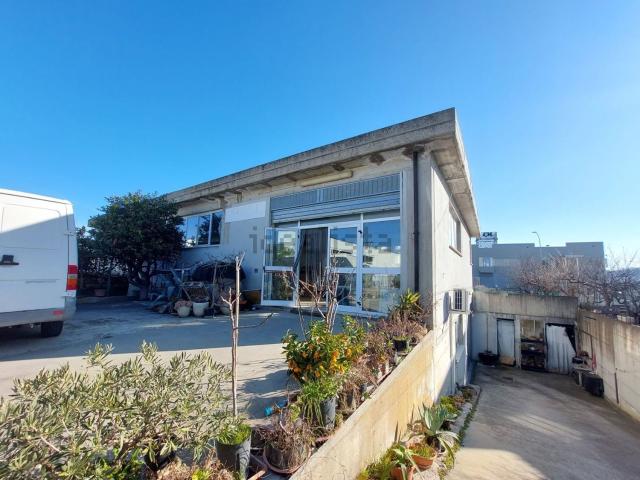 Capannone in vendita di 500 m² in Via Ferdinando Magellano, 4