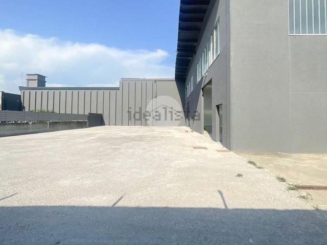 Capannone in vendita di 500 m² in Via Ponticello, 1