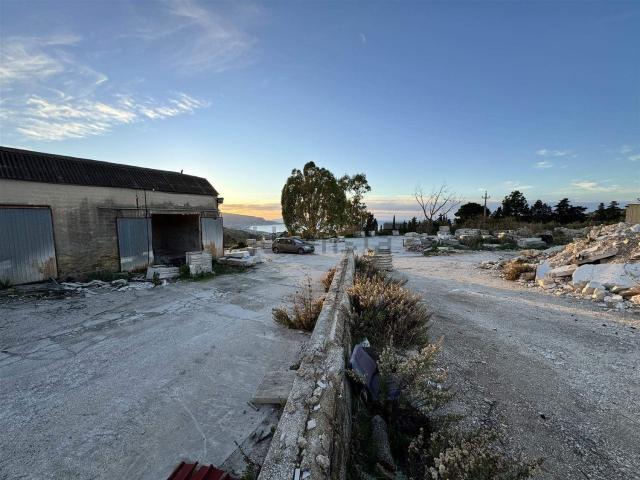 Capannone in vendita di 500 m² in Via Piano Alastra