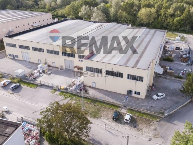 Capannone in vendita di 500 m² in Via Raffaele Camiscia