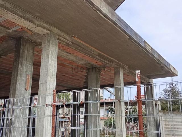 Capannone in vendita di 500 m² in Via Raiale, 171