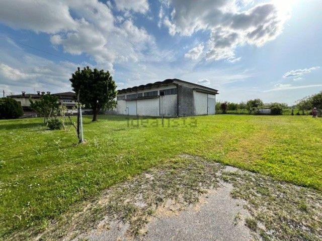 Capannone in vendita di 500 m² in Via Valsugana