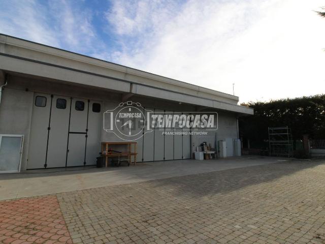 Capannone in vendita di 500 m² in Via Vecchia di Cuneo, 86