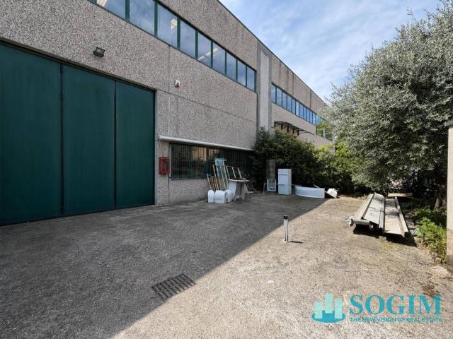 Capannone in vendita di 500 m² in Via Vincenzo Monti
