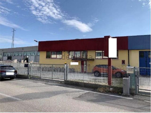 Capannone in vendita di 504 m² in Via delle Industrie, 8