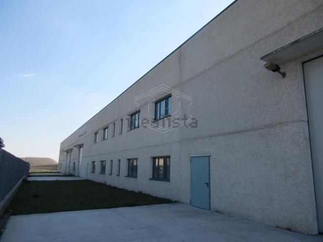 Capannone in vendita di 504 m² in Via Vittorio Necchi, 16