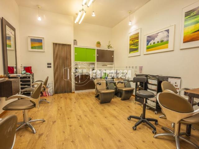 Capannone in vendita di 50 m² in Via Cassiano da Fabriano