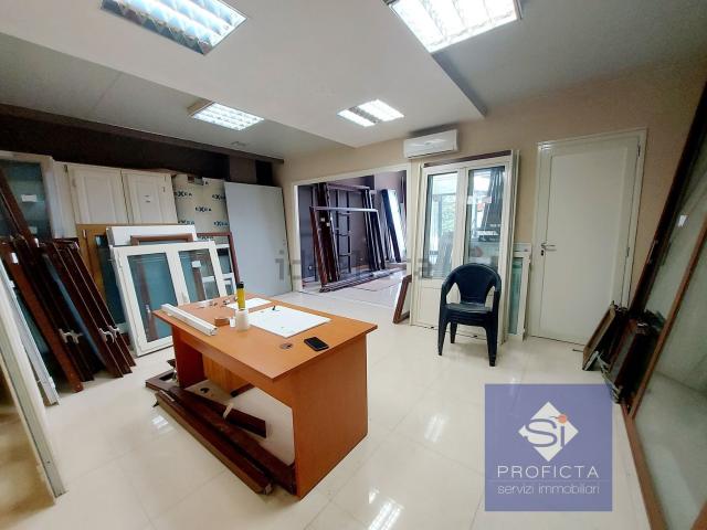 Capannone in vendita di 510 m² in Via Giuseppe Speziale