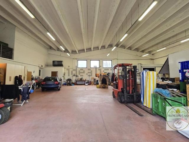 Capannone in vendita di 520 m² in Via 1º Maggio
