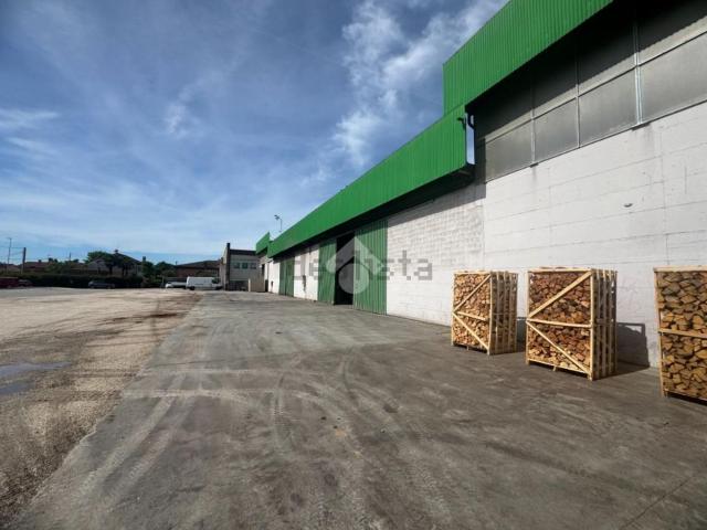 Capannone in vendita di 520 m² in Via L. Ariosto, 1