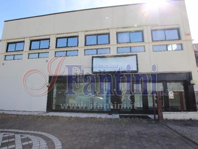 Capannone in vendita di 522 m² in Via del Cerchio, 1