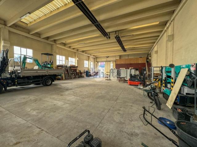 Capannone in vendita di 525 m² in Via IV Novembre, 45