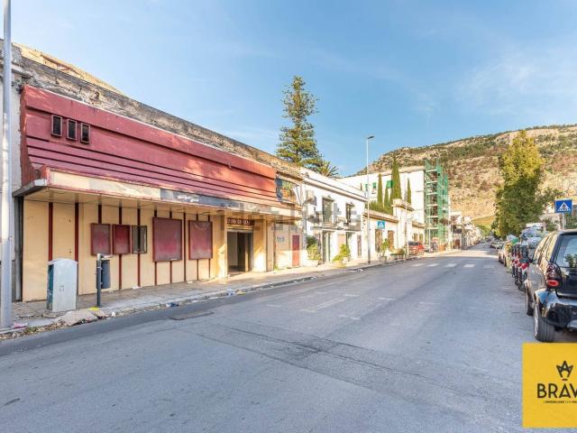 Capannone in vendita di 530 m² in Via Mater Dolorosa, 64