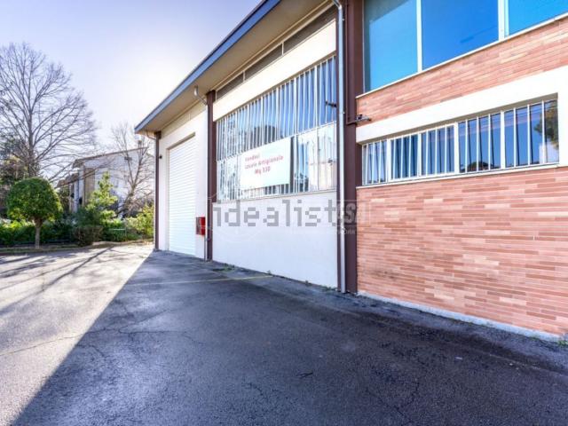 Capannone in vendita di 530 m² in Viale dell&apos Industria