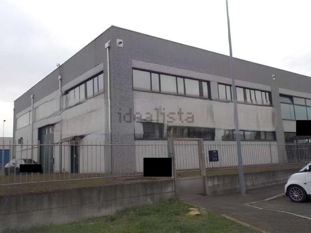 Capannone in vendita di 534 m² in Via Postumia