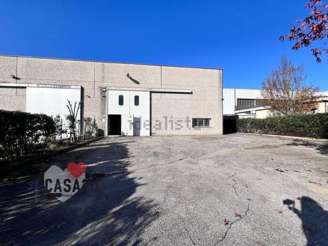 Capannone in vendita di 535 m² in Viale 2 Giugno, 121
