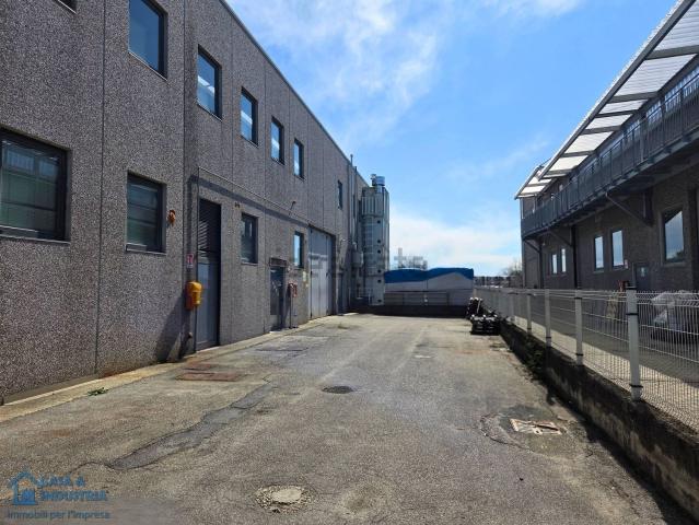 Capannone in vendita di 536 m² in Via A. Spinelli