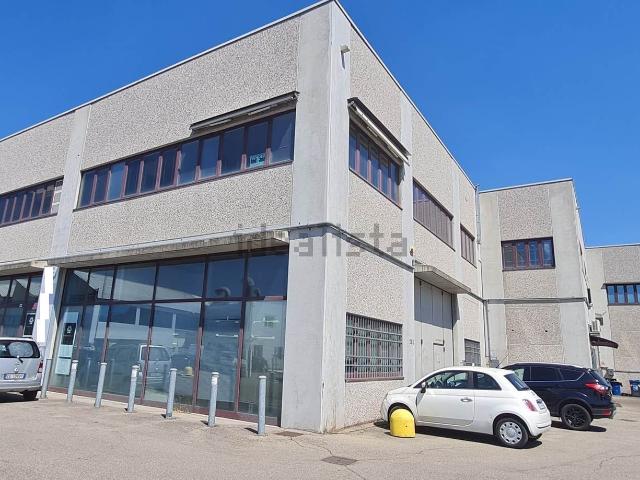 Capannone in vendita di 536 m² in Via Austria, 23