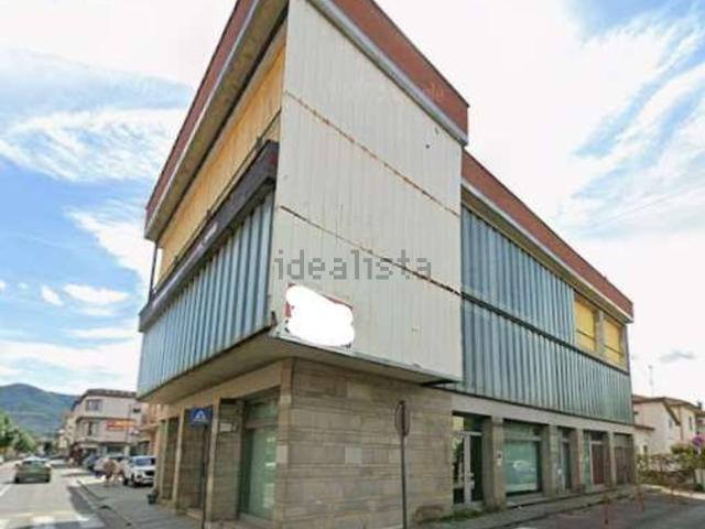 Capannone in vendita di 542 m² in Via Montalbano, 155