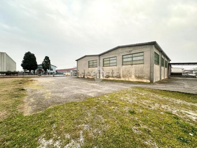 Capannone in vendita di 550 m² in Via A. Moro