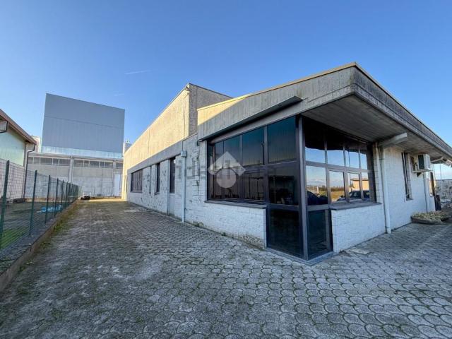 Capannone in vendita di 550 m² in Via G. Marcora, 5