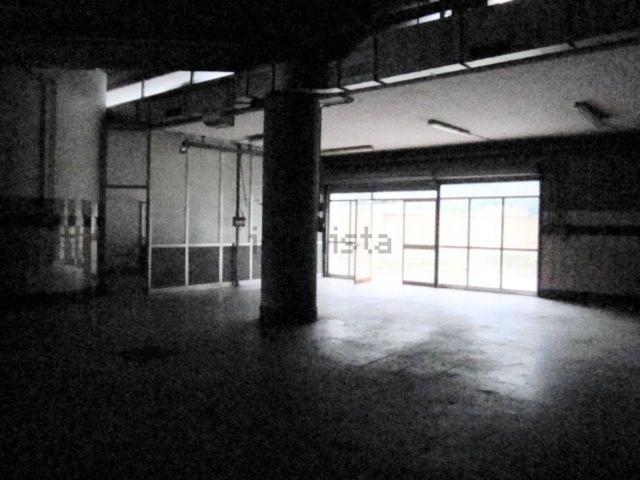 Capannone in vendita di 550 m² in Via della Liberazione