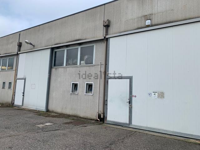 Capannone in vendita di 550 m² in Via Fratelli Cervi