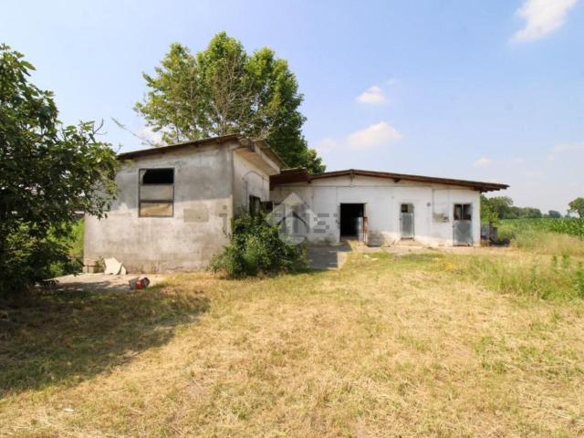 Capannone in vendita di 550 m² in Via Lazzaro