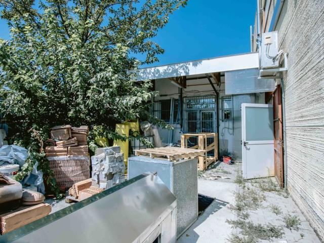 Capannone in vendita di 550 m² in Via Montecassino, 43