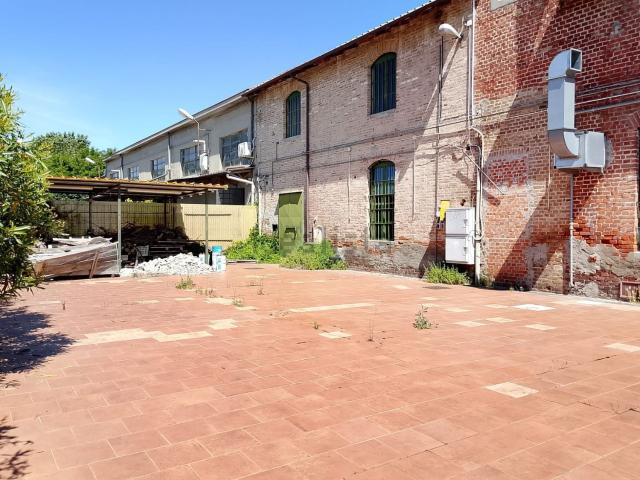Capannone in vendita di 550 m² in Strada Agazzana