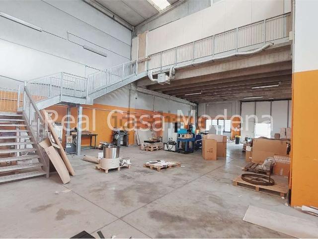 Capannone in vendita di 550 m² in Strada Sant&apos Anna