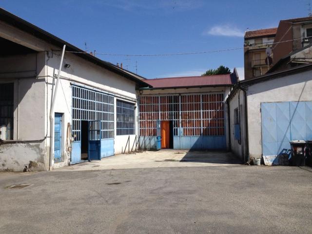 Capannone in vendita di 555 m² in Corso Duca D&apos Aosta