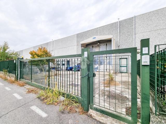 Capannone in vendita di 556 m² in Via Galileo Galilei, 24