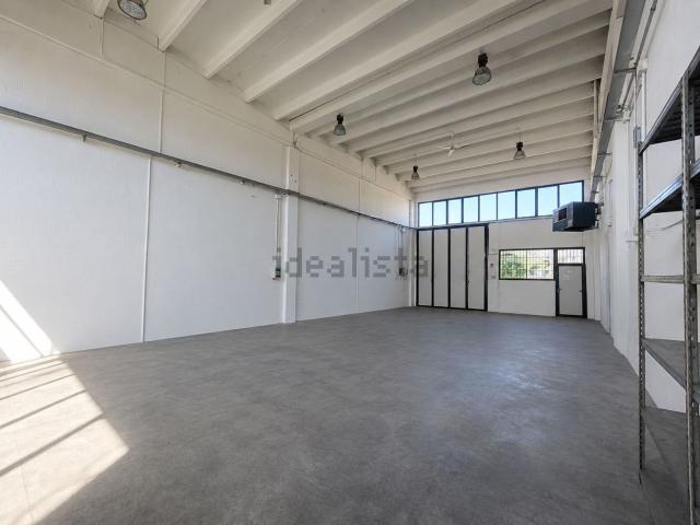 Capannone in vendita di 556 m² in Via Monte Prinzera, 5