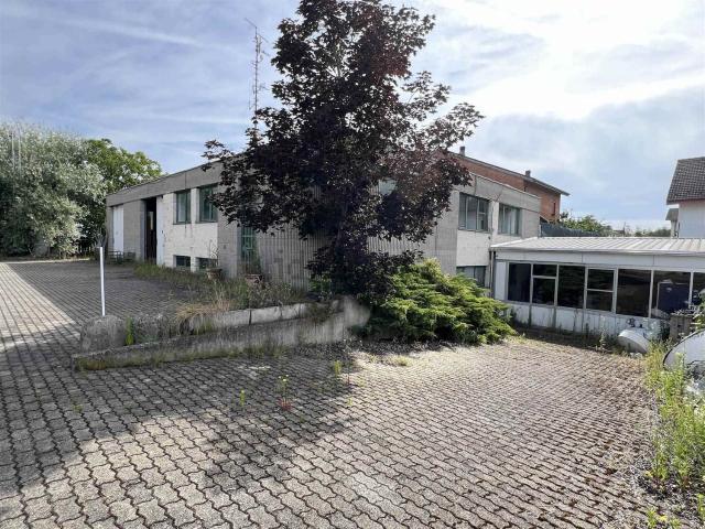 Capannone in vendita di 561 m² in Via Novi