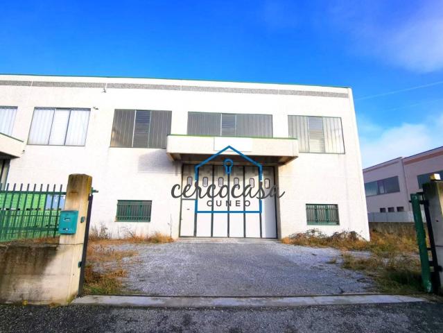 Capannone in vendita di 565 m² in Via Cervasca