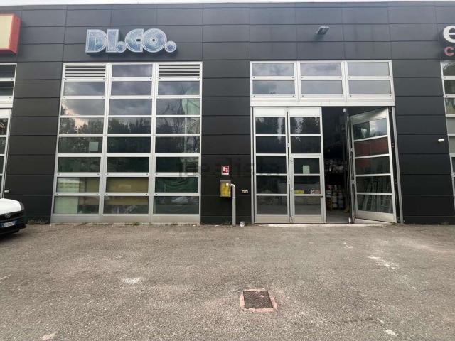Capannone in vendita di 565 m² in Via Repubblica Val Taro, 150