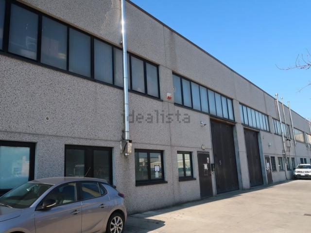 Capannone in vendita di 570 m² in Via Azzurra