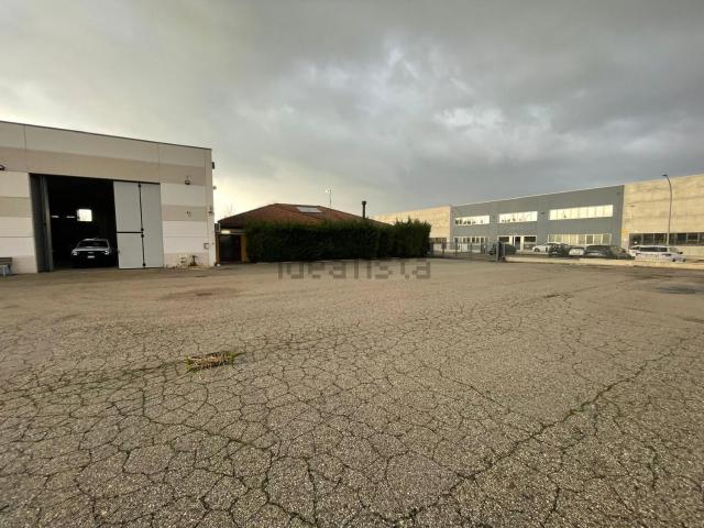 Capannone in vendita di 570 m² in Via del Commercio
